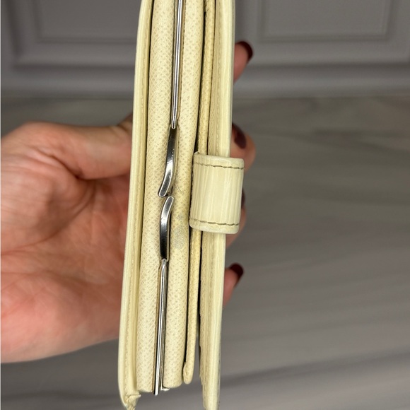 Louis Vuitton White Epi Kisslock Wallet | Vintage LV Coin Purse | Authentic - Picture 9 of 12